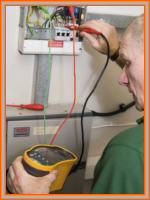 Electricista de emergencia para reparacion de cables.