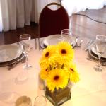 Bodas y casamientos con centros de mesa florales.