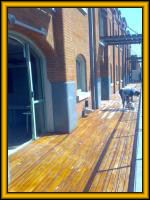 Deck con instalacion de pisos de madera para jardines de exterior.