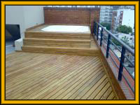 Diseo de pisos con decks de madera para jardines de exterior.