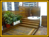 Deck para jardines y deck para solarium con caminos de madera.