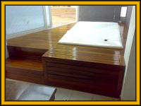 Deck para pisos de madera con instalacion en jardines y solarium.