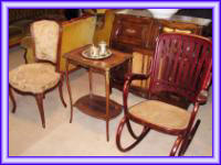 Venta de antiguedades de silla mecedora de madera y otras antiguedades.
